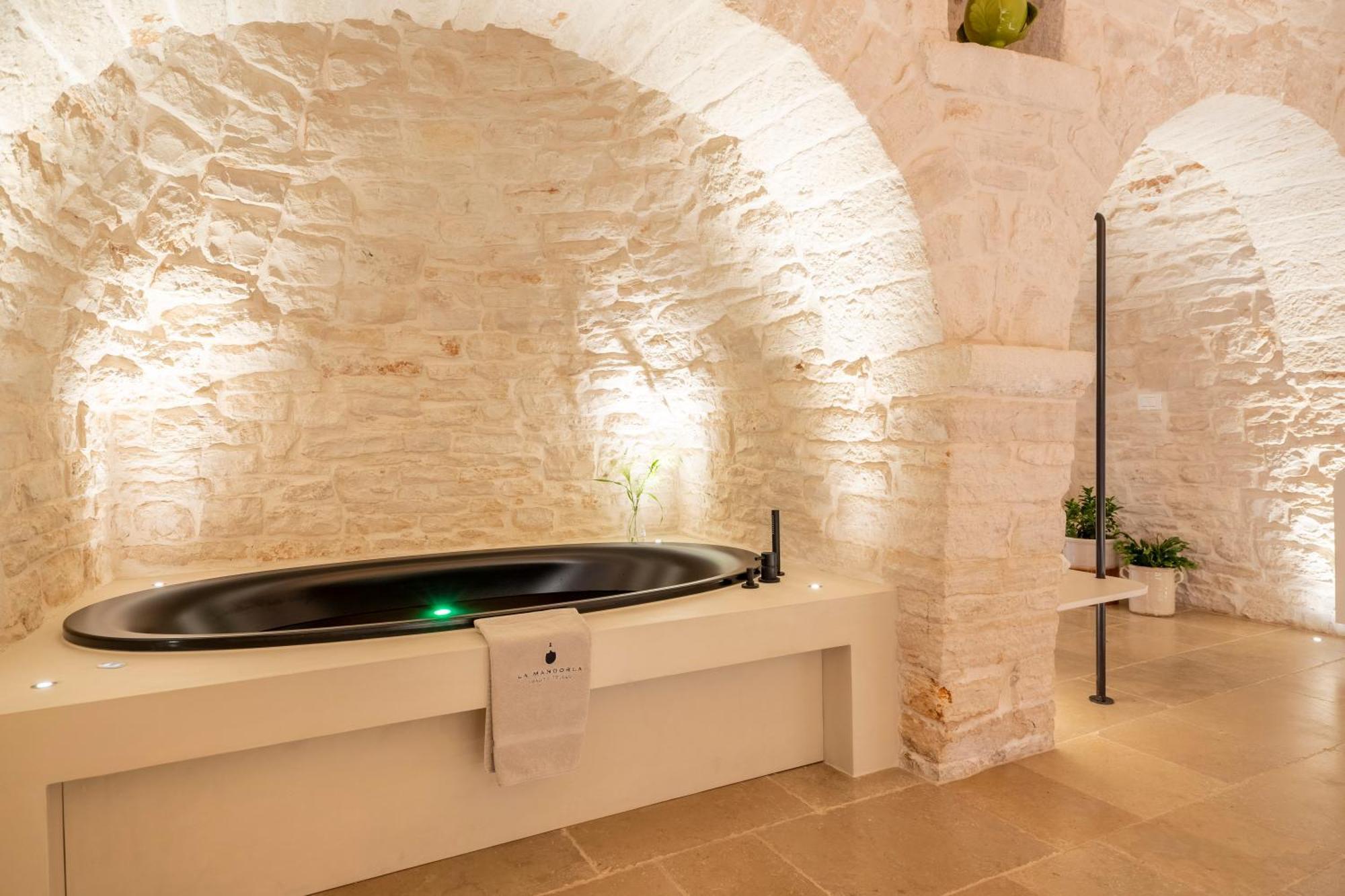 アルベロベッロ La Mandorla Luxury Trullo Bed & Breakfast エクステリア 写真