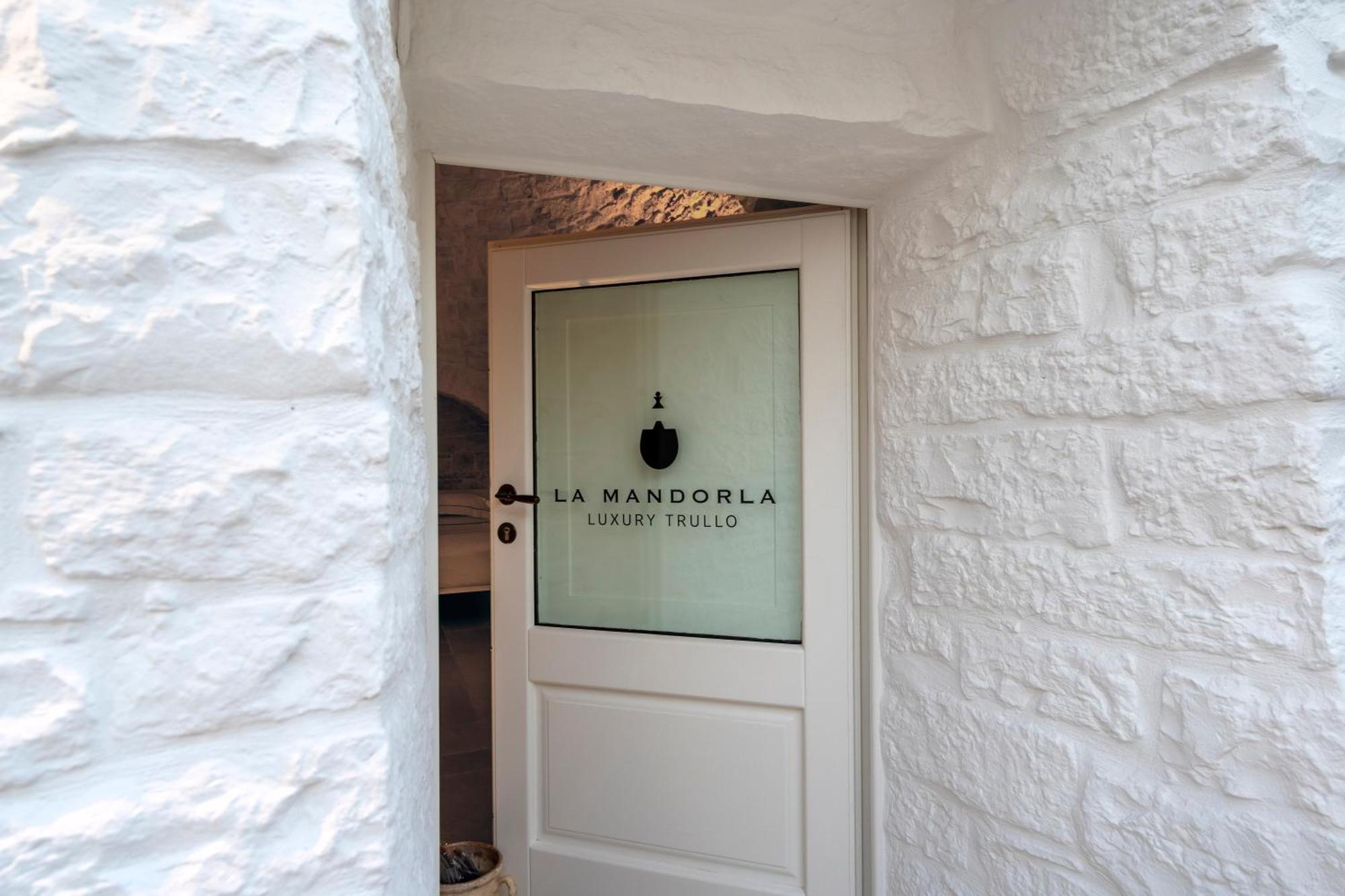 アルベロベッロ La Mandorla Luxury Trullo Bed & Breakfast エクステリア 写真