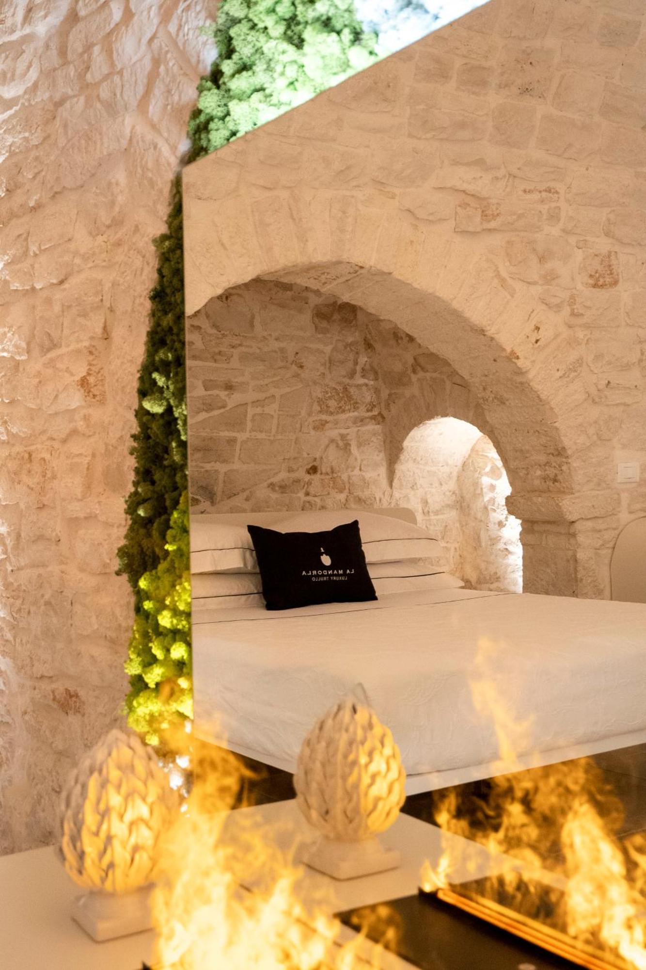 アルベロベッロ La Mandorla Luxury Trullo Bed & Breakfast エクステリア 写真