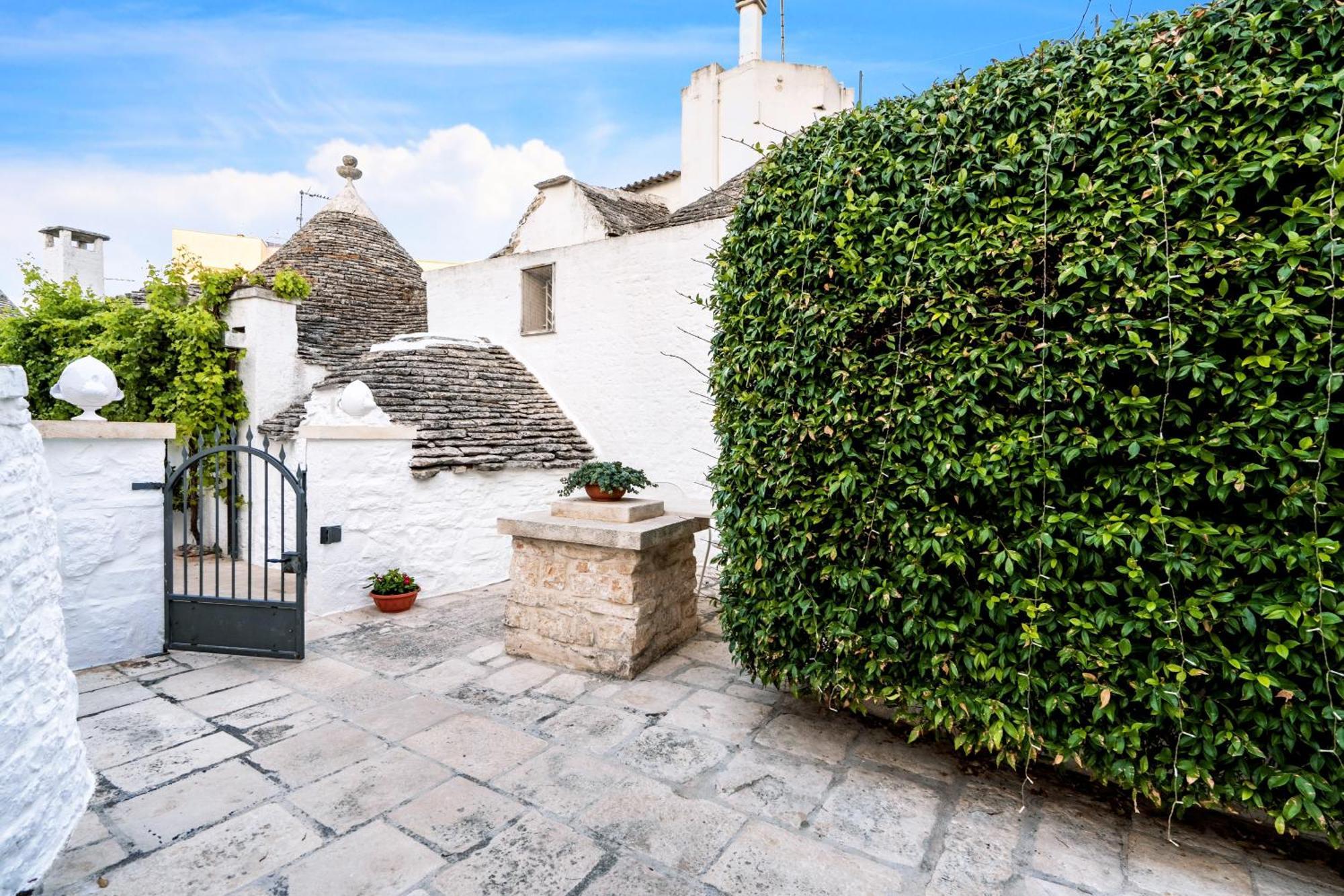 アルベロベッロ La Mandorla Luxury Trullo Bed & Breakfast エクステリア 写真